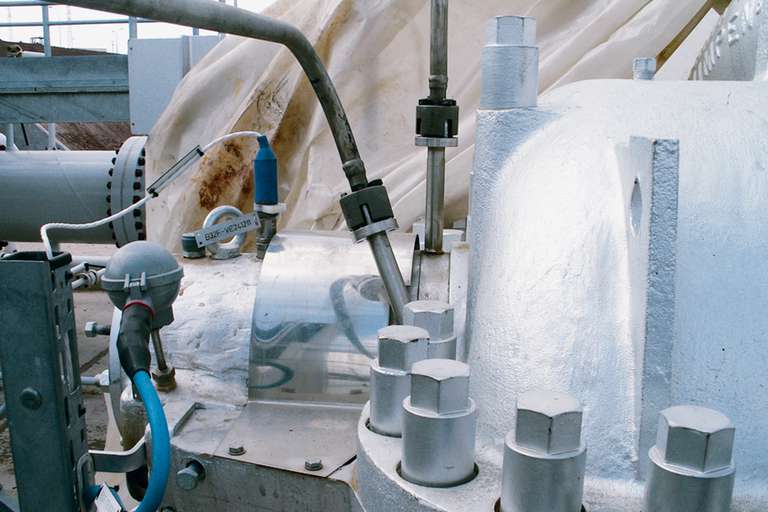 Shaft seals for crude oil pipeline pumps